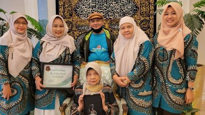 memberikan award kepada 3 tokoh inspiratif PPP. Mereka yaitu Ibu Hj Aisyah Amini dan bu Hj Nyai Mahfudhoh Aly Ubaid/Lingkar.co