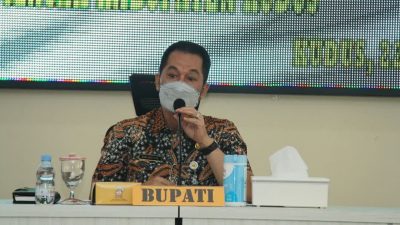 MEMIMPIN: Bupati Kudus HM Hartopo memimpin rapat koordinasi lintas sektoral terkait kesiapan perayaan nataru di Mapolres Kudus, Rabu (22/12)./Lingkar.co