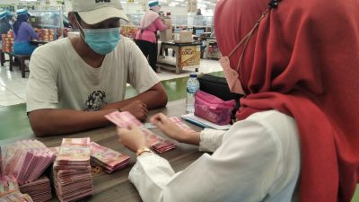 MENERIMA: Buruh rokok di Kudus saat menerima BLT dari DBHCHT Kudus, Kamis (23/12). /Lingkar.co