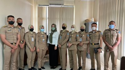FOTO BERSAMA: Praja IPDN Kudus sedang foto bersama dengan Plt Kepala Diskominfo Kudus Dwi Yusi Sasepti yang merupakan alumni IPDN, Kamis (30/12). /Lingkar.co