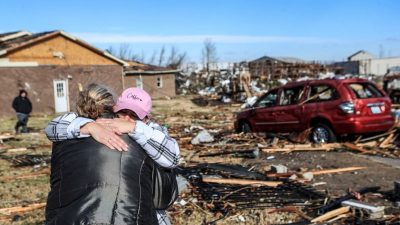Irene Noltner menghibur Jody O'Neill di luar The Lighthouse, tempat perlindungan wanita dan anak-anak yang dihancurkan oleh tornado bersama dengan sebagian besar pusat kota Mayfield, Kentucky, AS, Sabtu (11/12/2021), (foto Antara)