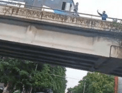 Sopir Transjakarta Selamatkan Warga yang Hendak Bunuh Diri di Jembatan Dua