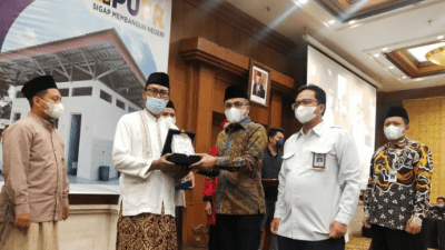 Sekjen PPP Arwani Thomafi serah terima Sarana Prasarana Sanitasi di Lembaga Pendidikan Keagamaan (LPK) Gelombang IV di Semarang, Kamis (27/1/2022). ISTIMEWA/LINGKAR.CO