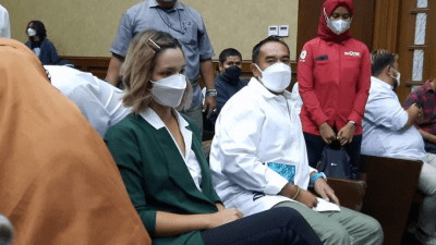 Nia Ramadhani dan Ardi Bakrie saat Menjalani Sidang Atas Kasus Penyalahgunaan Narkotika Jenis Sabu, Selasa (11/1/2022). ISTIMEWA/Lingkar.co