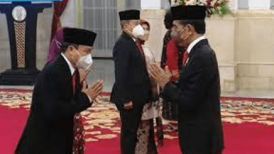 Presiden RI Joko Widodo (Jokowi) melantik tiga Duta Besar Luar Biasa dan Berkuasa Penuh (Dubes LBBP) Republik Indonesia di Istana Negara, Rabu (12/1/2022). Humas/Lingkar.co