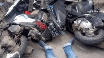 Beberapa Sepeda Motor dan Korban Tergeletak di Jalan Usai Kecelakaan di Jalan Raya TB Simatupang di depan Cilandak Town Square (Citos), Jakarta Selatan, Rabu (12/1/2022). ISTIMEWA/Lingkar.co