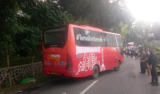 Kecelakaan Antara Bus BRT Semarang denga Sepeda Motor di Depan Kampus Unika Semarang, Jumat (7/1/2022). ISTIMEWA/Lingkar.co
