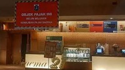 Bioskop XXI Blok M Square di Pasangi Stiker Belum Bayar Pajak. ISTIMEWA/Lingkar.co