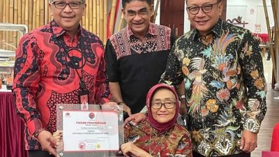 Penyerahan sertifikat oleh Sekertaris Jendral (Sekjen) DPP PDIP Hasto Kristiawan kepada Tumbu Saraswati. Dok Pribadi/Lingkar.co