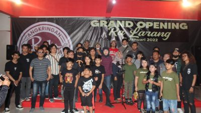 Classic Rock Kabupaten Semarang (CRKS) gelar konser amal untuk bantu musisi, hal ini merupakan aksi solidaritas sesama musisi. Konser Amal tersebut digelar di Angkringan Ra Larang, Ungaran, Kabupaten Semarang, Minggu (16/1/2022). NURSEHA/LINGKAR.CO