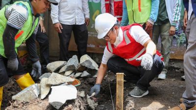 Ketua Umum PKB, Muhaimin Iskandar Saat Membantu Renovasi Rumah Kakek Sukria. dok pribadi/Billy/Lingkar.co