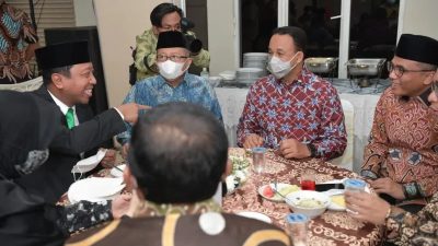 Gubernur DKI Jakarta Anies Baswedan (dua kanan) bersama dengan para petinggi PPP seperti mantan ketua umum PPP Muhammad Romahurmuziy (kiri) Wakil Ketua Umum PPP Arsul Sani (dua kiri) dan Sekjen PPP Arwani Thomafi (kanan). Dok Pribadi/Lingkar.co