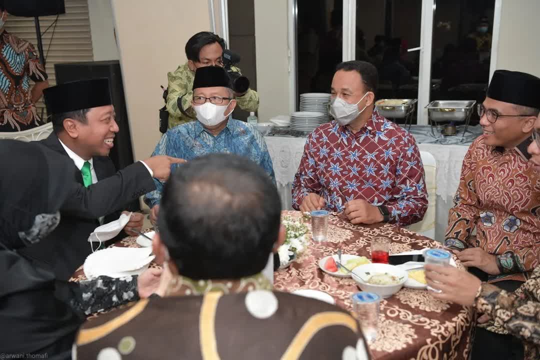 Gubernur DKI Jakarta Anies Baswedan (dua kanan) bersama dengan para petinggi PPP seperti mantan ketua umum PPP Muhammad Romahurmuziy (kiri) Wakil Ketua Umum PPP Arsul Sani (dua kiri) dan Sekjen PPP Arwani Thomafi (kanan). Dok Pribadi/Lingkar.co