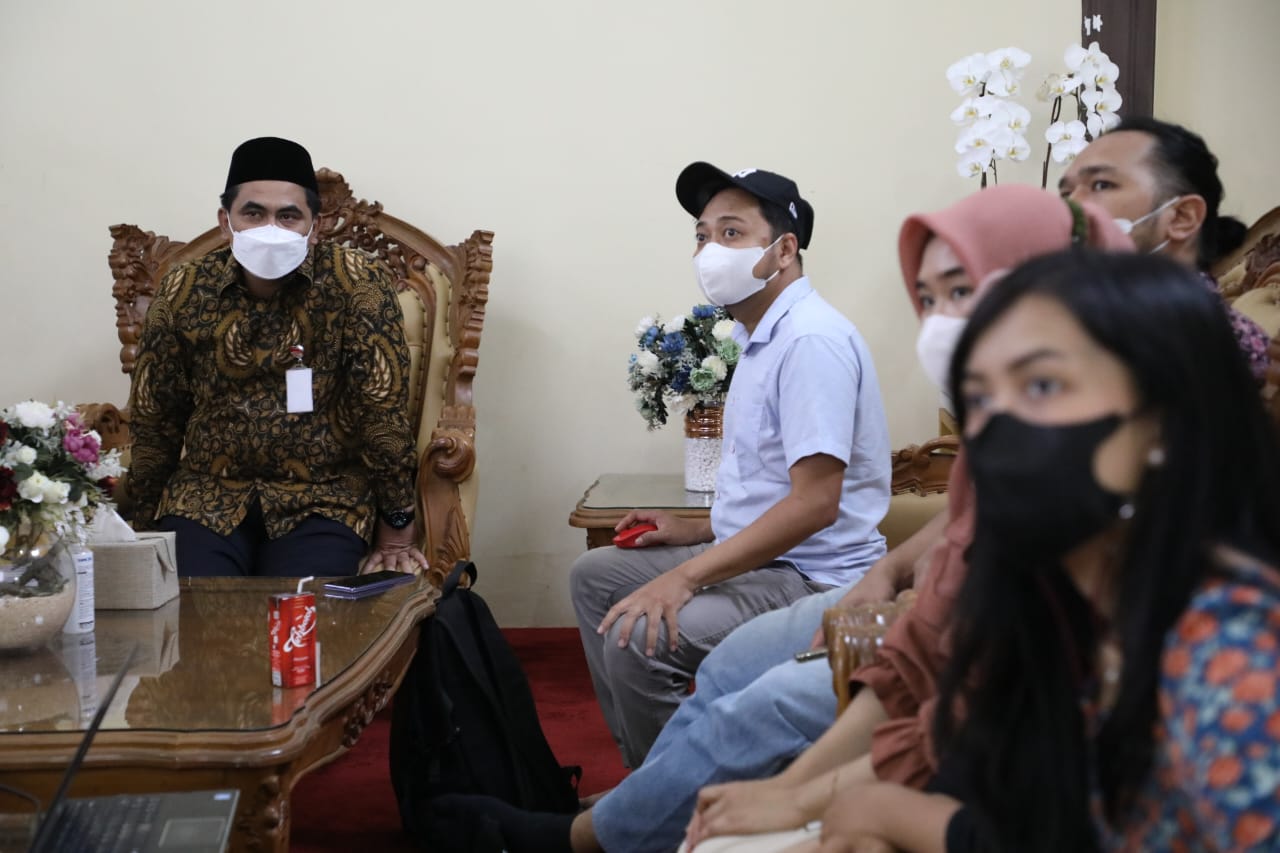 Gus Yasin bersama Komite Ekonomi Kreatif (Komekraf) Jawa Tengah saat audiensi di Rumah Dinas Wagub, Rabu (09/02/2022).Humas/Lingkar.co