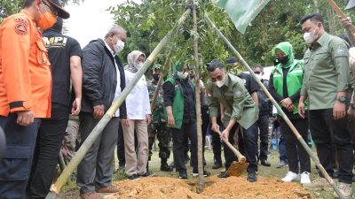 Peserta Kemah Persatuan Ligana PPP melakukan aksi peduli Lingkungan dengan menanam pohon di sekitar kawasan Batutapak Camping Ground, Sukabumi Jawa Barat, Sabtu (12/2/2022). Muhammad Idris/LINGKAR.CO