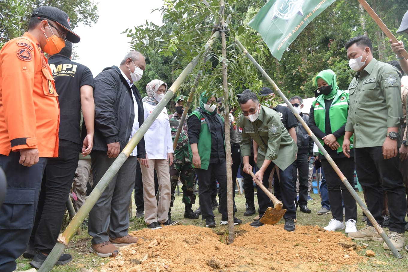 Peserta Kemah Persatuan Ligana PPP melakukan aksi peduli Lingkungan dengan menanam pohon di sekitar kawasan Batutapak Camping Ground, Sukabumi Jawa Barat, Sabtu (12/2/2022). Muhammad Idris/LINGKAR.CO
