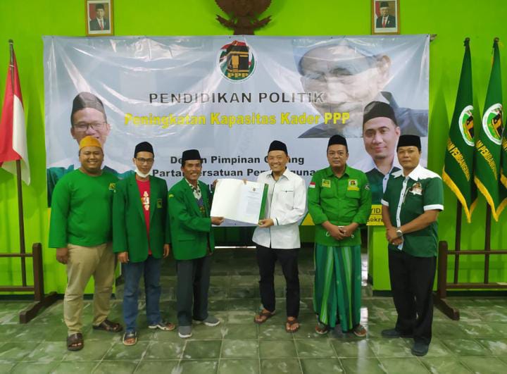 Dewan Pimpinan Wilayah Partai Persatuan Pembangunan (DPW PPP) Jawa Tengah menyerahkan Surat Keputusan (SK) untuk tingkat PAC PPP (Kecamatan) se- Kabupaten Rembang dan Kendal. Muhammad Idris/LINGKAR.CO