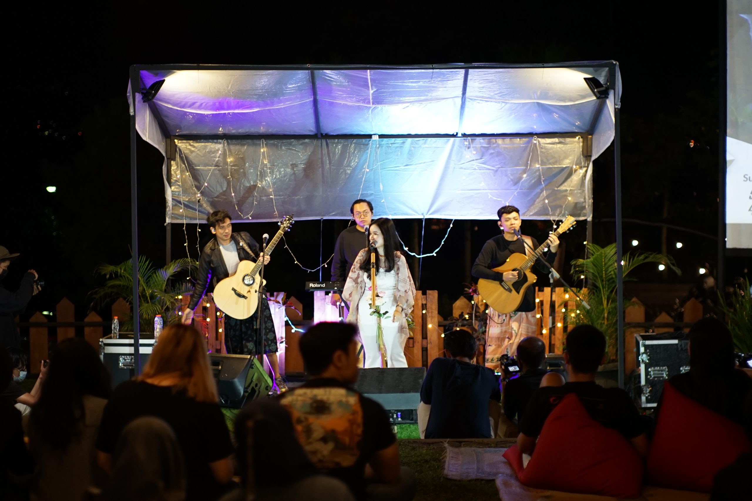 Penampilan Soegi Bornean di Intimate Concert Kampoeng Kopi Banaran. SANDY/LINGKAR.CO/