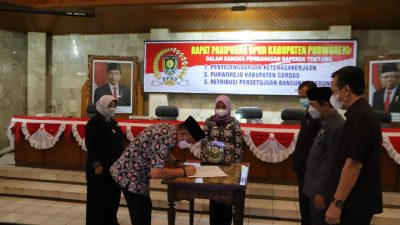 Penandatanganan persetujuan bersama dilakukan unsur Pimpinan DPRD dan Bupati Purworejo RH Agus Bastian SE MM. dok pribadi/ACMAD ROHADI/LINGKAR.CO