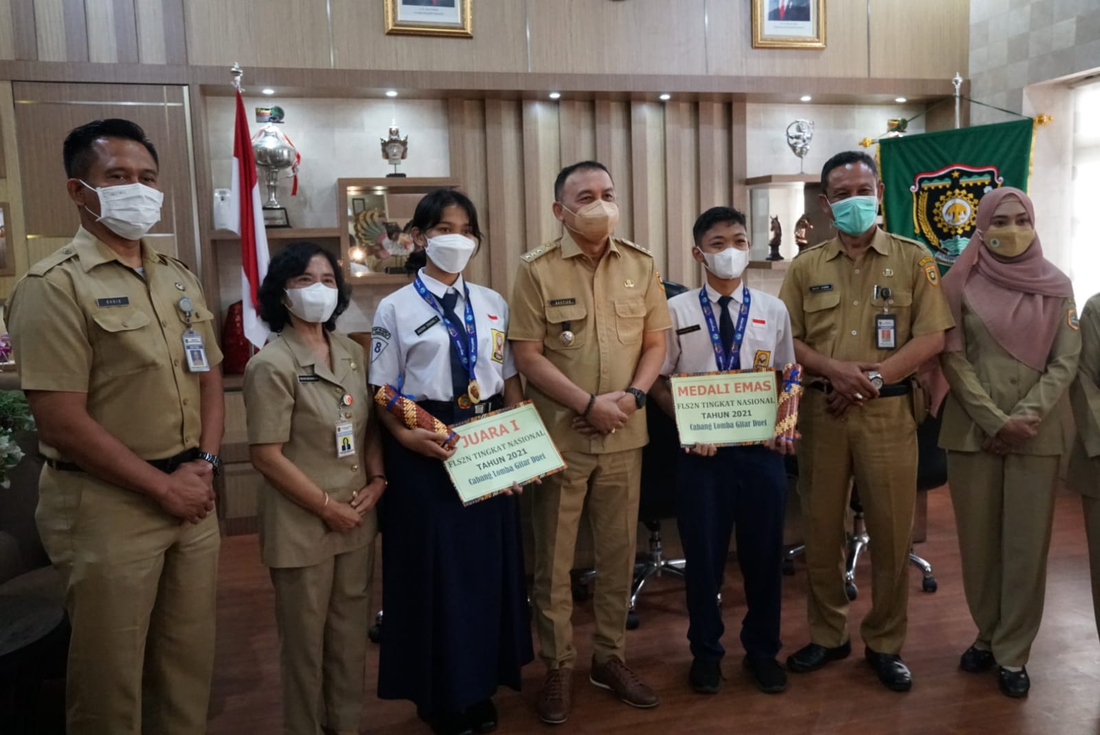 Andrina Sondang Pramudito dan Prabandaru Hanggoro Raras saat bersama Bupati Kabupaten Purworejo, RH Agus Bastian. dok pribadi/LINGKAR.CO