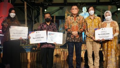 Bupati Purworejo RH Agus Bastian SE MM berikan hadiah lomba cipta lagu mars Kabupaten Purworejo Tahun 2022. Istimewa/Achmad Rohadi/Lingkar.co
