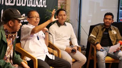 Wakil Ketua MPR Arsul Sani (dua kiri) saat memberikan pemaparan kepada para milenial dalam acara "Anak Muda Nyaleg, Apa Bisa? di bilangan Gunawarman Jakarta, Kamis (7/4/2022). IDRIS/LINGKAR.CO