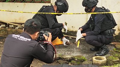 Tim Gegana Polres Purworejo mengevakuasi temuan granat aktif yang ditemukan oleh warga, Jumat (8/4/2022). Dok. Humas Polres/Lingkar.co