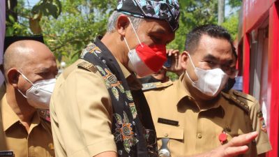 bupati Arief Rohman mendampingi gubernur Jawa tengah di stay umkm, sebelum adakan musrenbangwil. Lilik Yuliantoro/Lingkar.co
