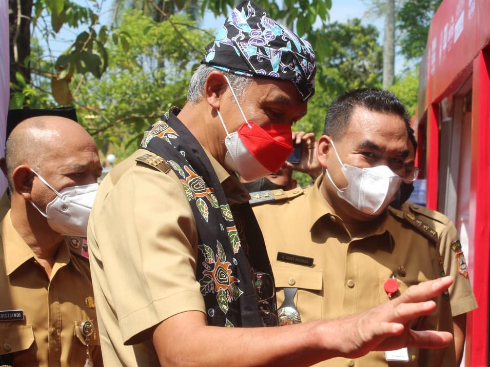bupati Arief Rohman mendampingi gubernur Jawa tengah di stay umkm, sebelum adakan musrenbangwil. Lilik Yuliantoro/Lingkar.co