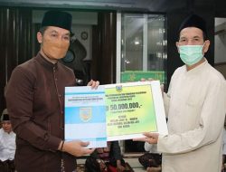Bupati Kudus Serahkan Hibah Sarpras Peribadatan usai Terawih