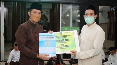 Bupati Kudus Serahkan Hibah Sarpras Peribadatan usai Terawih
