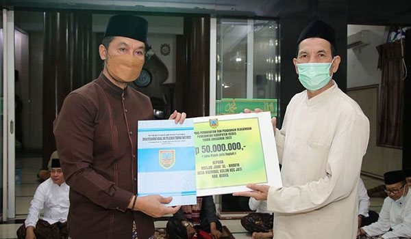Bupati Kudus Serahkan Hibah Sarpras Peribadatan usai Terawih