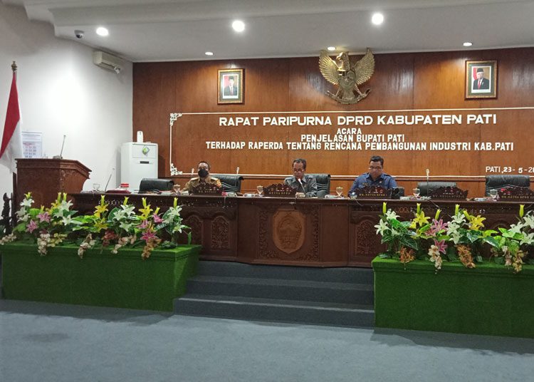 Wakil Ketua III DPRD Pati, H. Muhammadun saat memimpin Rapat Paripurna, Senin (23/05). (Arif Febriyanto/Lingkar.co)