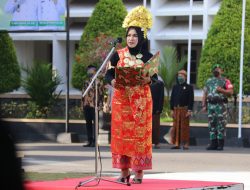 Wabub Tampil Cantik, Anggun, Mempesona Mengenakan Adat Bali di Hardiknas