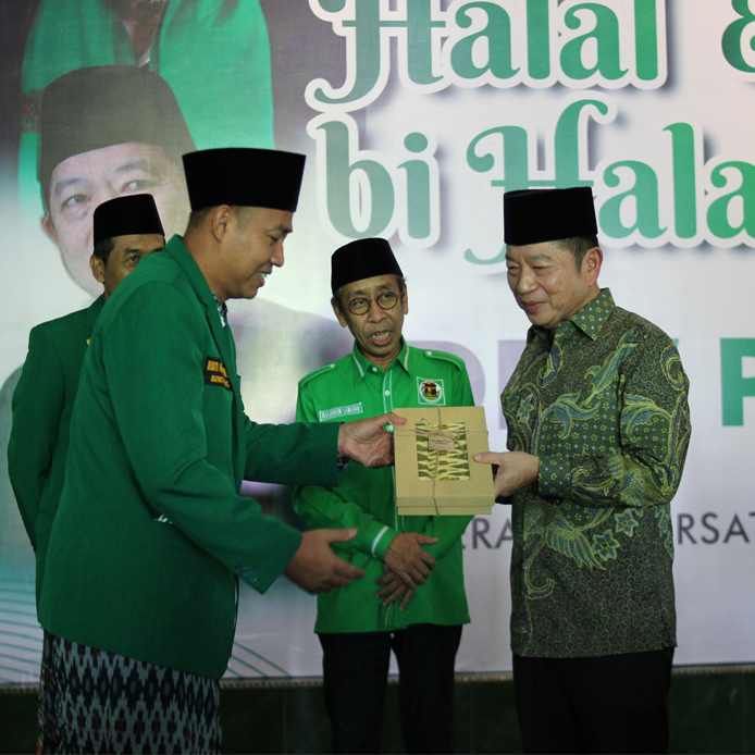 Bupati Kabupaten Pemalang Mukti Agung Wibowo (Kiri) saat menyerahkan suvenir Sarung Goyor kepada Menteri Bappenas Suharso Monoarfa (Kanan) saat acara halal bi halal di Semarang, Minggu (8/5/2022). NURSEHA/LINGKAR.CO