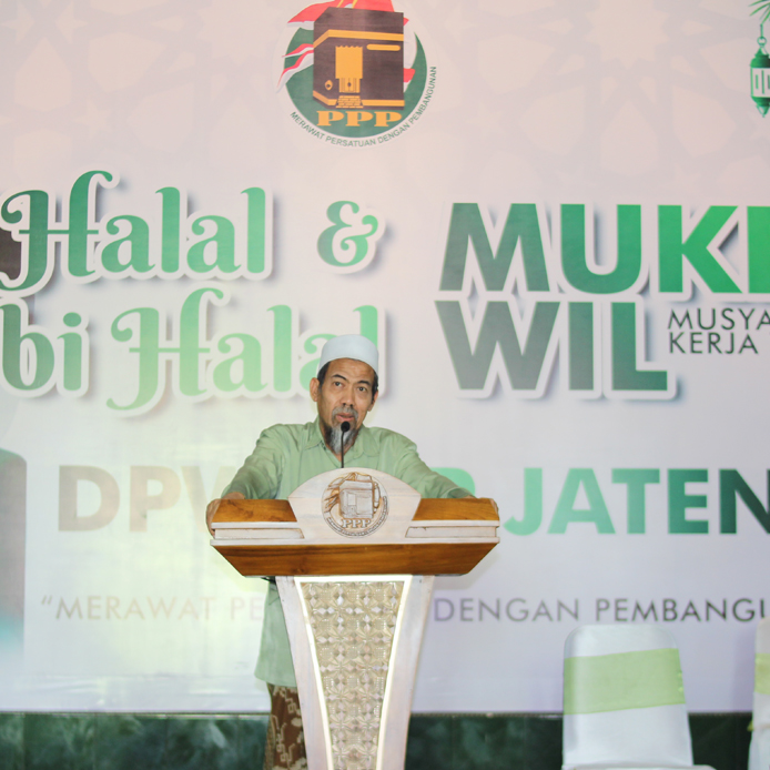 KH Muhammad Najih Maimoen (Gus Najih) saat memberikan Tausiyah dalam acara Halal Bi Halal dan Muskerwil DPW PPP Jawa Tengah di Kantor DPW PPP Jawa Tengah, Minggu (8/5/2022). NURSEHA/LINGKAR.CO