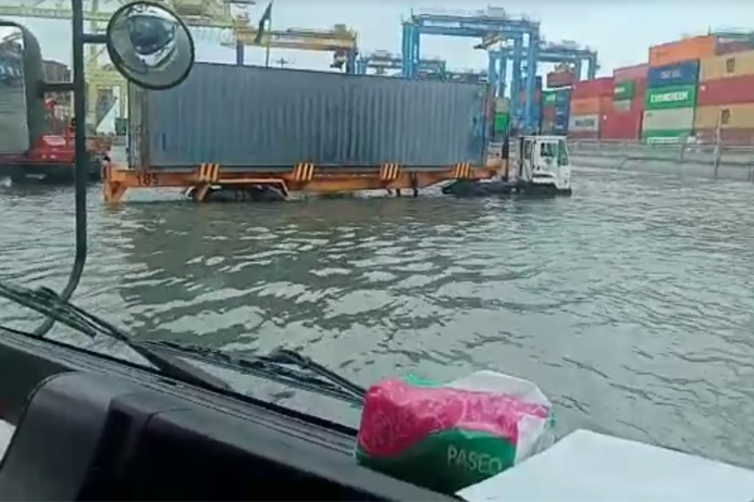 Genangan banjir di Kawasan Pelabuhan Tanjung Emas Semarang akibat tanggul jebol. Terlihat banyak truk pengangkut kontainer terendam di kawasan tersebut. NURSEHA/LINGKAR.CO