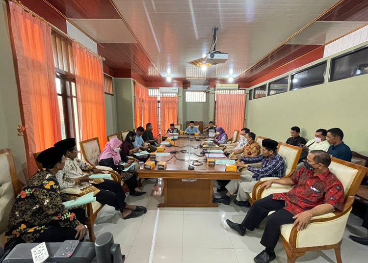 KONDUSIF: Suasana audiensi Persatuan Honorer Kategori Dua (PHK2) dengan Komisi D DPRD Demak di ruang pimpinan DPRD Demak, Kamis (09/06). (Istimewa/Lingkar.co)