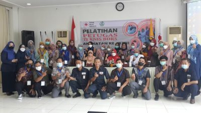 Para fasilitator pelatih bersama Ketua PMI Jawa Tengah, Sarwa Pramana saat mengalungkan kartu tanda peserta dan memberikan ucapan selamat sebagai tanda pelatihan secara resmi dimulai/LINGKAR.CO/Ahmad Rifqi Hidayat
