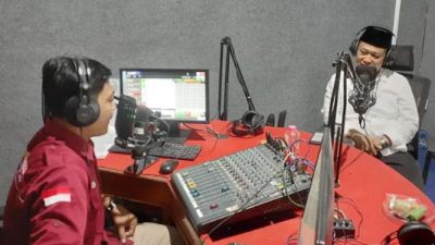 DIALOG INTERAKTIF: Ketua DPRD Demak, Sri Fahrudin Bisri Slamet saat berdialog dalam acara talk show Radio Suara Kota Wali (RSKW) 104.8 FM pada Senin, 18 Juli 2022. (Istimewa/Lingkar.co)
