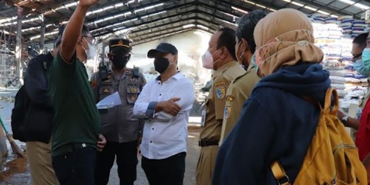 SIDAK: Ketua DPRD Kabupaten Demak, Sri Fahrudin Bisri Slamet bersama dinas terkait saat inspeksi mendadak di CV Saprotan Utama Desa Bandungrejo, Kecamatan Mranggen, Demak pada Senin, 25 Juli 2022. (Dok. Humas DPRD Demak/Lingkar.co)