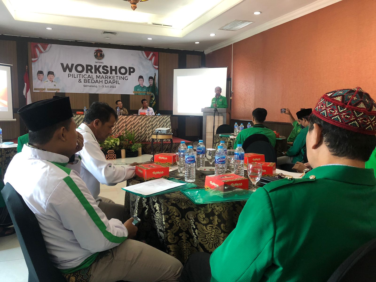 Ketua DPW PPP Jateng, Masruhan saat membuka acara workshop di Hotel Pandanaran Semarang, Jumat (1/7/2022). Dok. Pribadi/Lingkar.co