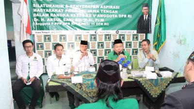 Wakil Ketua Umum DPP PPP Arsul Sani (dua kanan) bersama Ketua DPC PPP Kota Semarang Abdur Rahman (paling kanan), Wakil Ketua DPW PPP Jateng Istajib AS (tengah) dan Anggota DPRD Provinsi Jateng Ngainirrichardl (dua kiri) saat menyerap aspirasi dari kader di akar rumput di Kantor DPC PPP Kota Semarang, Sabtu (30/7/2022). NURSEHA/LINGKAR.CO