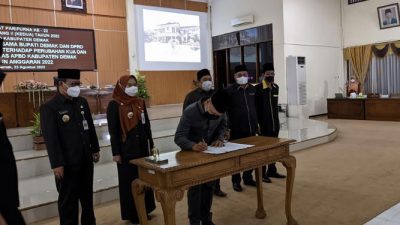 MENANDATANGANI: Ketua DPRD Demak, Sri Fahrudin Bisri Slamet dan Bupati Eisti’anah menandatangani nota persetujuan perubahan KUA dan PPAS APBD Demak tahun anggaran 2022 pada Selasa, 23 Agustus 2022. (Tomi Budianto/Lingkar.co)