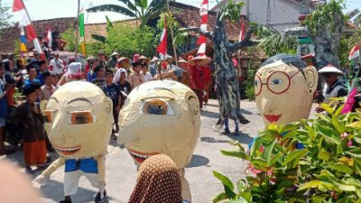 Salah satu replika boneka Upin&Ipin dalam acara karnaval di Plosorejo, Kecamatan Banjarejo, Kabupaten Blora/LINGKAR.CO/LILIK YULIANTORO