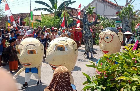 Salah satu replika boneka Upin&Ipin dalam acara karnaval di Plosorejo, Kecamatan Banjarejo, Kabupaten Blora/LINGKAR.CO/LILIK YULIANTORO