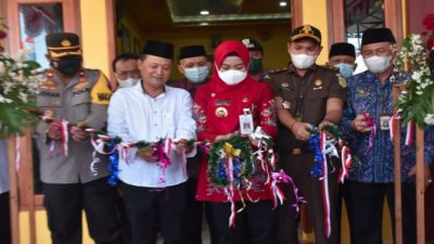 MERESMIKAN: Bupati Demak Eisti’anah (tengah berbaju merah) bersama Ketua DPRD Demak Sri Fahrudin Bisri Slamet (tengah berbaju putih) meresmikan gedung SORGA di Desa Margohayu, Kecamatan Karangawen pada Rabu, 10 Agustus 2022. (Dok. Humas Pemkab Demak/Lingkar.co)