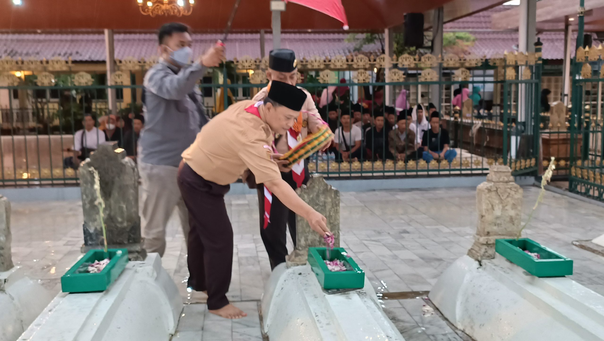 MENABUR BUNGA: Ketua DPRD Kabupaten Demak, Fahrudin Bisri Slamet saat ziarah ke kompleks makam Masjid Agung Demak pada Sabtu, 13 Agustus 2022. (Tomi Budianto/Lingkar.co)