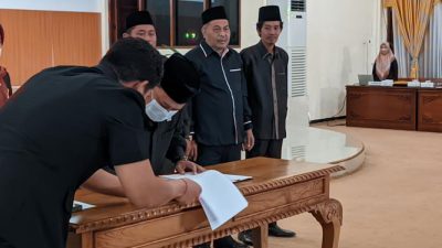 SIMBOLIS: Penandatanganan nota kesepakatan Ketua DPRD Demak, Sri Fahrudin Bisri Slamet dalam Rapat Paripurna ke-19 Masa Sidang II tahun 2022 di Ruang Sidang DPRD Demak pada Senin, 8 Agustus 2022. (Tomi Budianto/Lingkar.co)