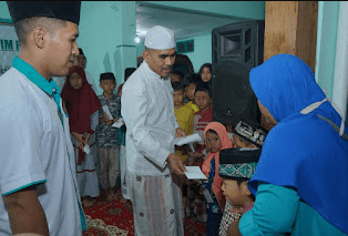 Santri Gayeng Nusantara Kabupaten Blora saat memberikan santunan di Pondok Pesantren Al Ridwan, Senin (15/8/2022)/LINGKAR.CO